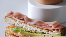 Œuf coque, sel fin Cérébos aromatisé à la muscade et mouillettes gourmandes