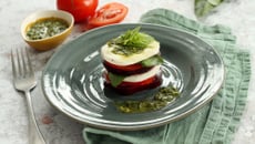 Mille-feuilles de mozzarella aux légumes