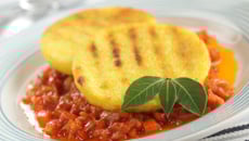 Galettes de polenta et compotée de légumes parfumée