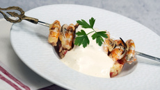 Brochettes de crevettes, écrasée de pommes de terre aux tomates