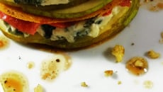 Carpaccio de bœuf au gingembre, roquefort et poire en mille-feuille