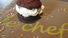 Whoopie pie au chocolat et chantilly au miel