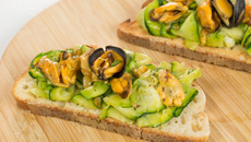Bruschetta aux moules et aux courgettes