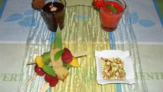 Brochettes de cake au thé vert et fruits frais, duo de soupe fraises vanille et chocolat caramel au beurre salé