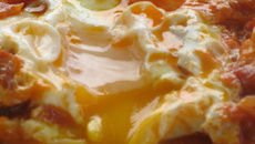 Shakshuka ou œufs pochés à la sauce tomate