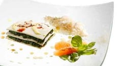 Millefeuille de tofou mariné au carvi et tombée d'épinard, riz mi complet aux échalotes et émulsion d'orange à la cardamome