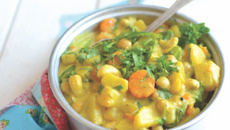Korma de légumes, pois chiches et noix de cajou