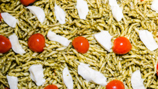 Salade de pâtes au pesto, jambon cru et mozzarella