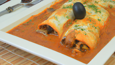 Cannellonis de poulet fermier d'Auvergne aux champignons de Paris, lait d'olives noires et purée de tomate