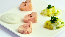 Poulet à la confiture d'oignons, émulsion de roquefort et poireaux