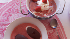 Soupe de fraise et quenelle de chocolat glacé