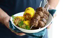 Brochettes de boulettes et maïs caramélisés