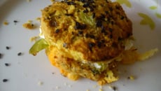 Candadian' scones : édam, mimolette, sésame noir et poireaux