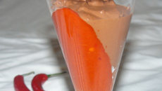 Duo de crème glacée au chocolat et crème de poivron rouge