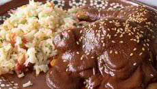 Poulet avec de la sauce mole.