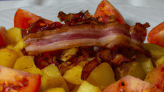 Pomme de terre au bacon et tomates