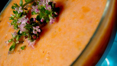 La soupe d'été à la tomate jaune , pastèque , chèvre frais et fleur de thym Citron !