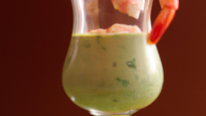 Verre de creme d'avocat aux crevettes