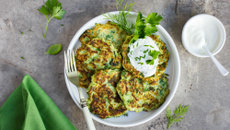 Galettes de courgettes, sauce au yaourt