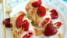 Roulé Cerise Fraises amandes de Sabine