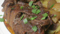 Épaule d'agneau de pré-salé en boulangère