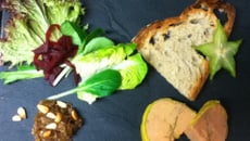 Assiette de foie gras et sa compote d'oignons, salade