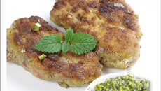 Côtelettes d'agneau panées et pesto menthe pistache
