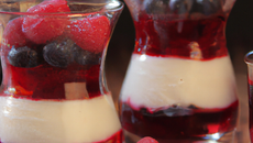 verrines de fruits rouges et crème anglaise