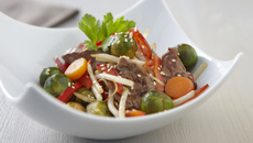 Wok de choux de Bruxelles, poivron et bœuf