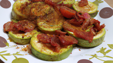 Courgette à la tomate, aux lardons et épices