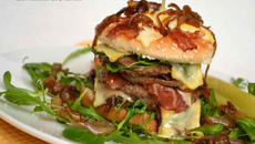 Hamburger au lard, oignons caramélisés, roquette et Reblochon