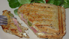 Croques au camembert et aux cornichons