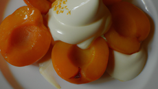 Abricots rotis au miel sur crème mousseuse