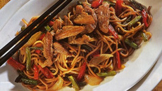 Porc sauté aux nouilles chinoises