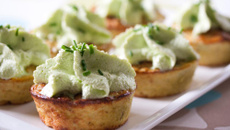 Mini frittatas aux pommes de terre et Cantal Entre Deux, mousse aux herbes