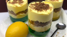 Verrine de mousse de mascarpone, crème au citron et crumble au chocolat