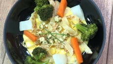 Légumes croquants aux noisettes, tagliatelles de crêpes, sauce hollandaise