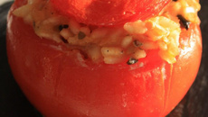 Tomates farcies et risotto au cabillaud