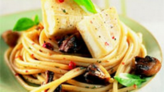 Nids de spaghettis au pesto et Rocamadour