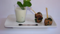 Smoothie de concombre, chèvre et menthe, minis-brochettes d'agneau épicées