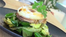 Salade mélangée et tartine de chèvre chaud