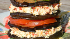 Millefeuille d'aubergines et fêta aux poivrons rouges