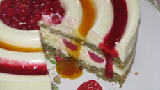 Gâteau mousseux au chocolat blanc et génoise à la pistache