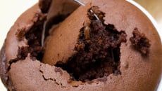 Gâteau au chocolat et sa belle croûte craquante