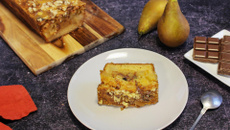 Crumb cake aux poires rôties à la vanille et caramel au beurre salé
