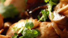 Poulet aux champignons noirs et blancs