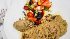 Pancakes vegan et sans gluten, à la fleur d'oranger et purée de poires