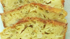 Cake aux olives, anchois, concombre et oignon