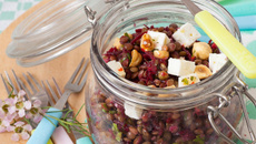 Salade de lentilles vertes du Puy, dés de féta et vinaigrette au miel