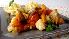 Poêlée d'artichauts et de mini légumes croquants